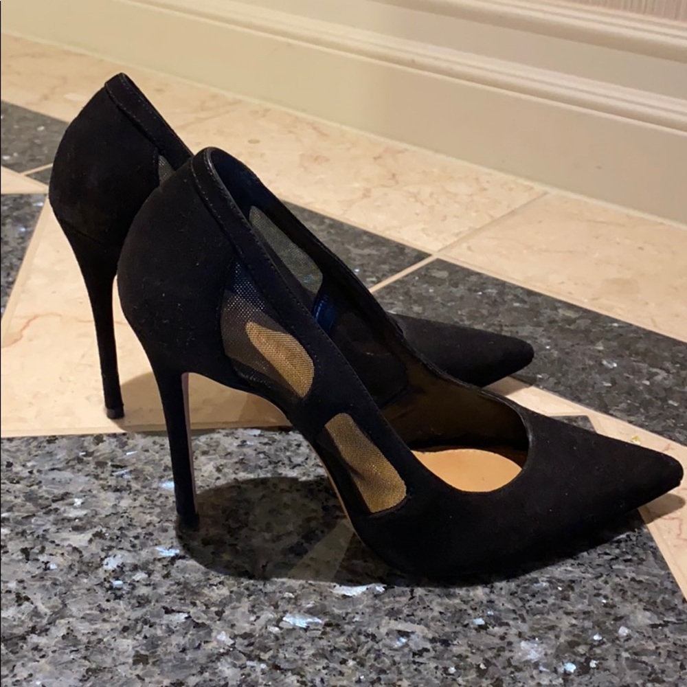 Black pumps